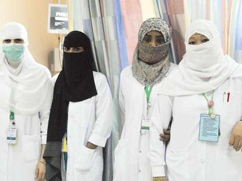 اضغط لمشاهدة الفيديو: مريم ووفاء تنقذان شابًا ابتلع لسانه نتيجة حادث في حائل